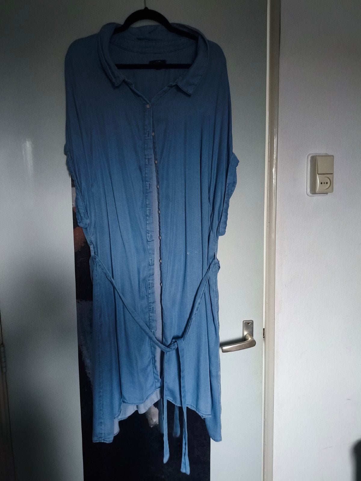 Kiabi spijkerjurk met strikceintuur - Blauw, Ophalen of Verzenden, Zo goed als nieuw, Maat 46/48 (XL) of groter, Blauw