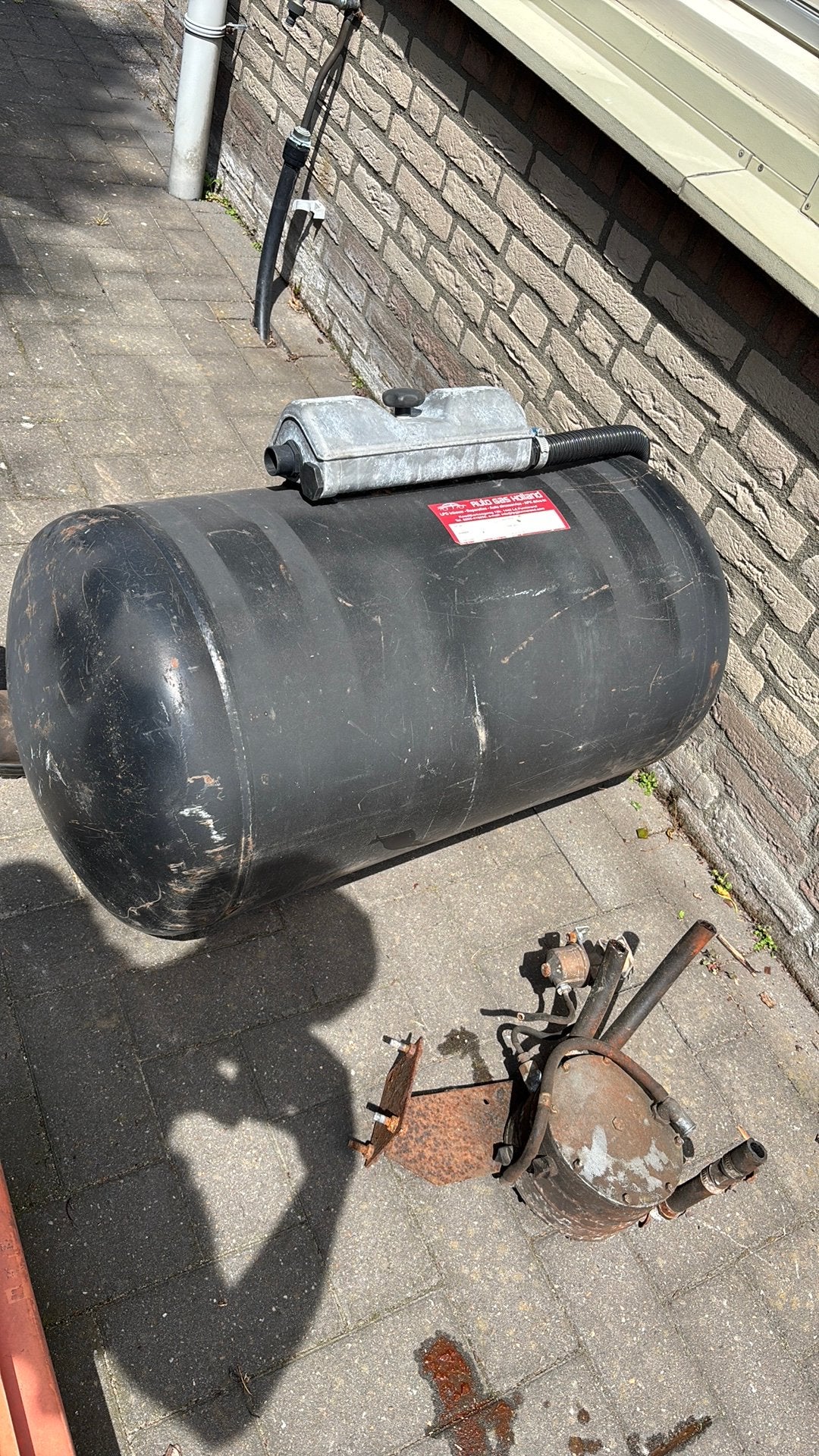 Gastank met gasverdamper uit rijdende landrover 109, Ophalen
