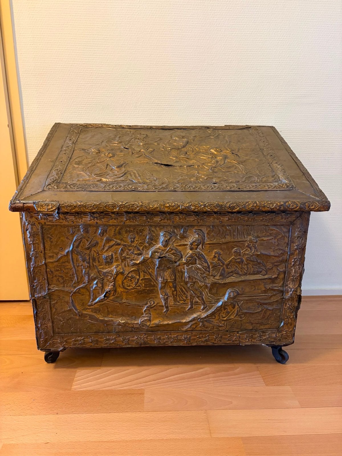 Antieke koperen kist met reliëfdecoratie op wieltjes, Antiek en Kunst, Ophalen