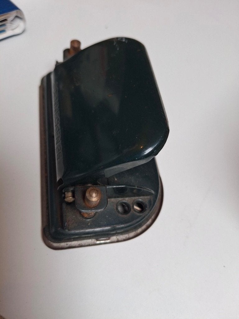 Oude antieke perforator, Ophalen