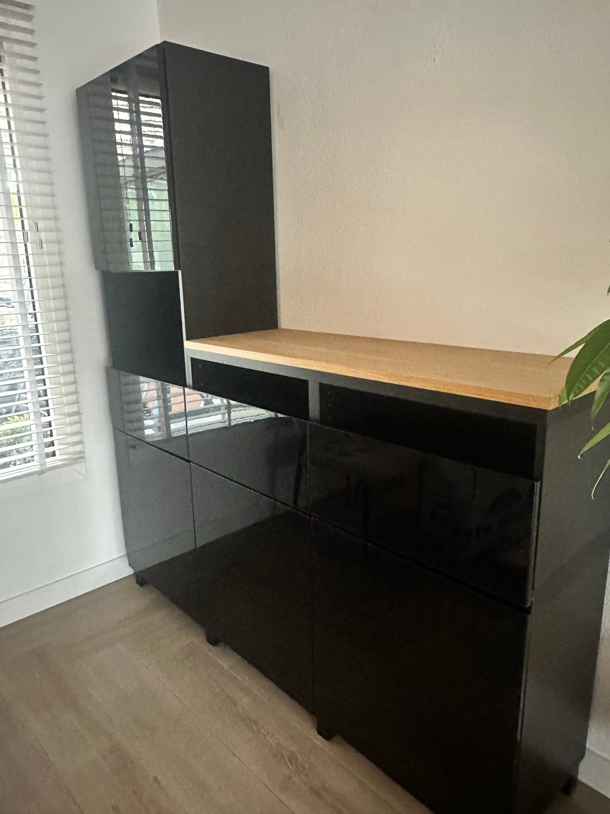 BESTA zwarte buffetkast met houten blad en hoogglans deuren, Ophalen, Gebruikt, 150 tot 200 cm, Minder dan 100 cm