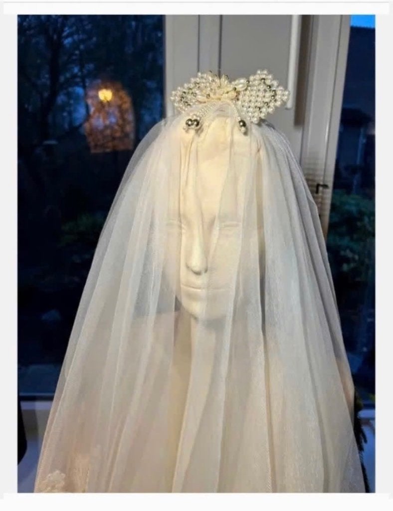 Bijzonder mooie witte Bruidssluier met parel clip, Wit, Ophalen of Verzenden, Zo goed als nieuw, Accessoires