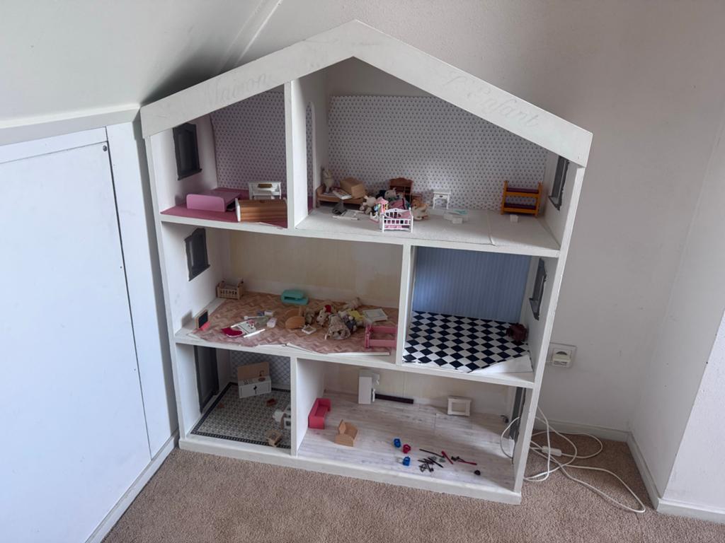 Leuk poppenhuis met Sylvanian Family meubels en accessoires, Ophalen, Gebruikt, Poppenhuis