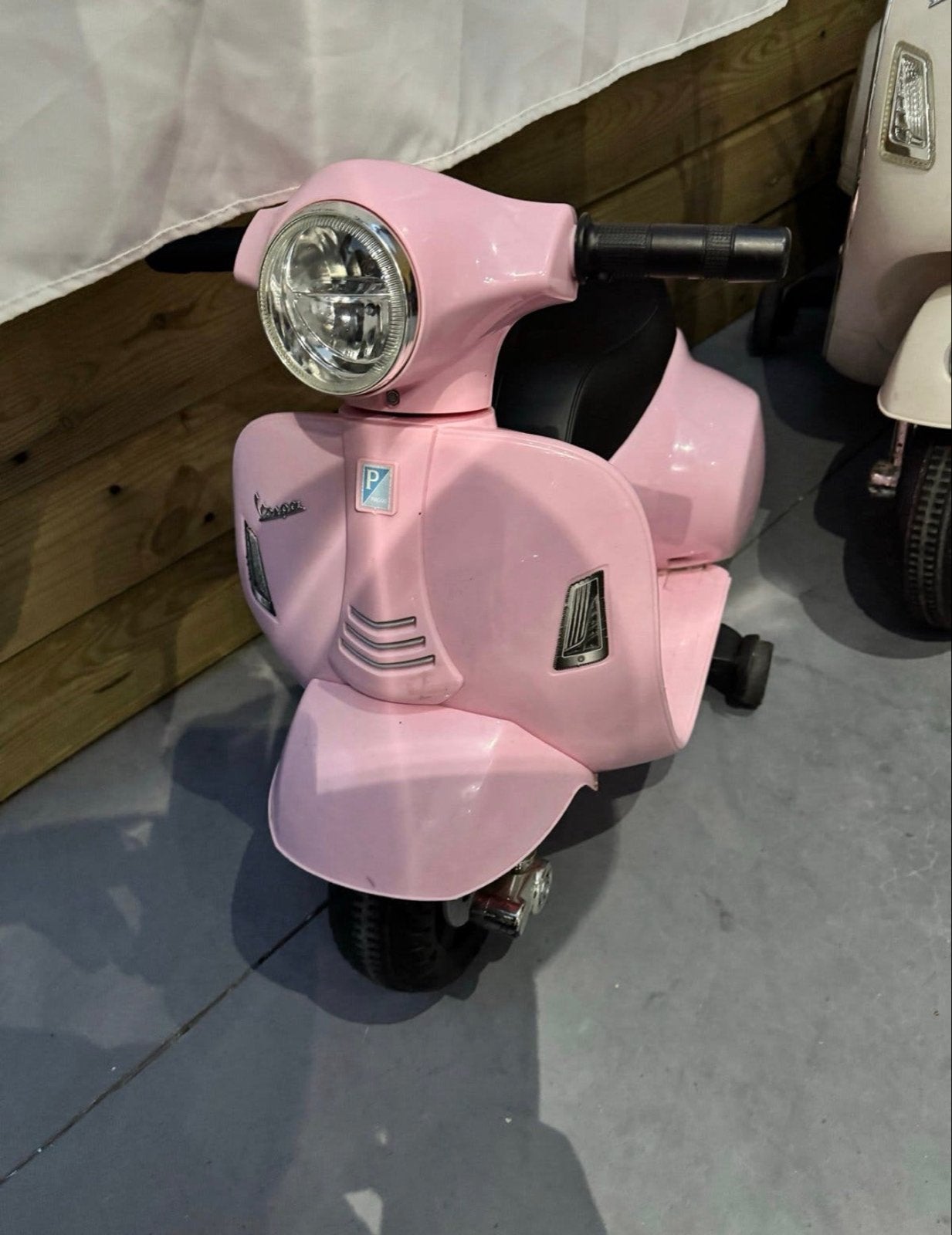 Twee kinder scooters: Roze Vespa en Witte Scooter (defect), Kinderen en Baby's, Ophalen, Gebruikt