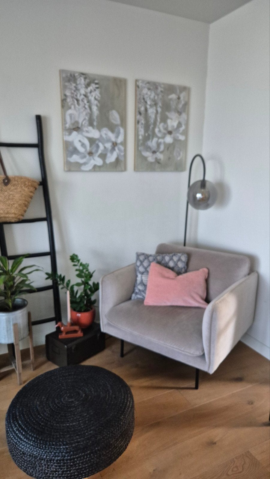 Sav & Okse beige fauteuil en poef met zwarte poten, Modern, Comfortabel, 75 tot 100 cm, Ophalen of Verzenden, Zo goed als nieuw