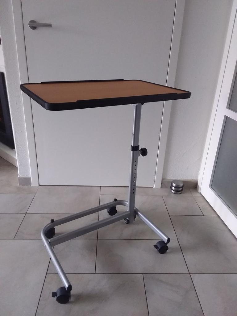 In hoogte verstelbare bedtafel op wieltjes, Ophalen