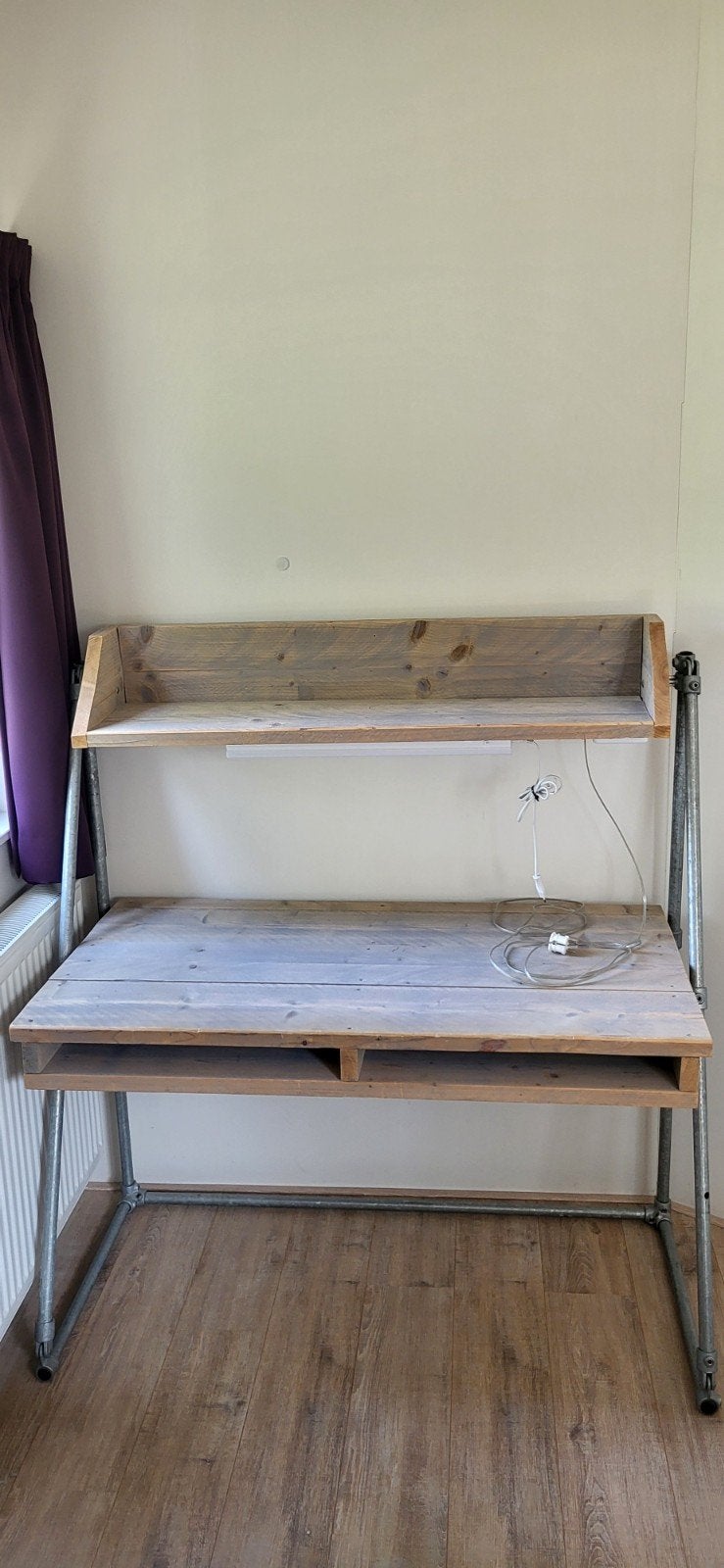 Stoer steigerhouten (kinder)bureau, Huis en Inrichting, Bureaus, Kinderbureau, In hoogte verstelbaar, Ophalen of Verzenden, Zo goed als nieuw
