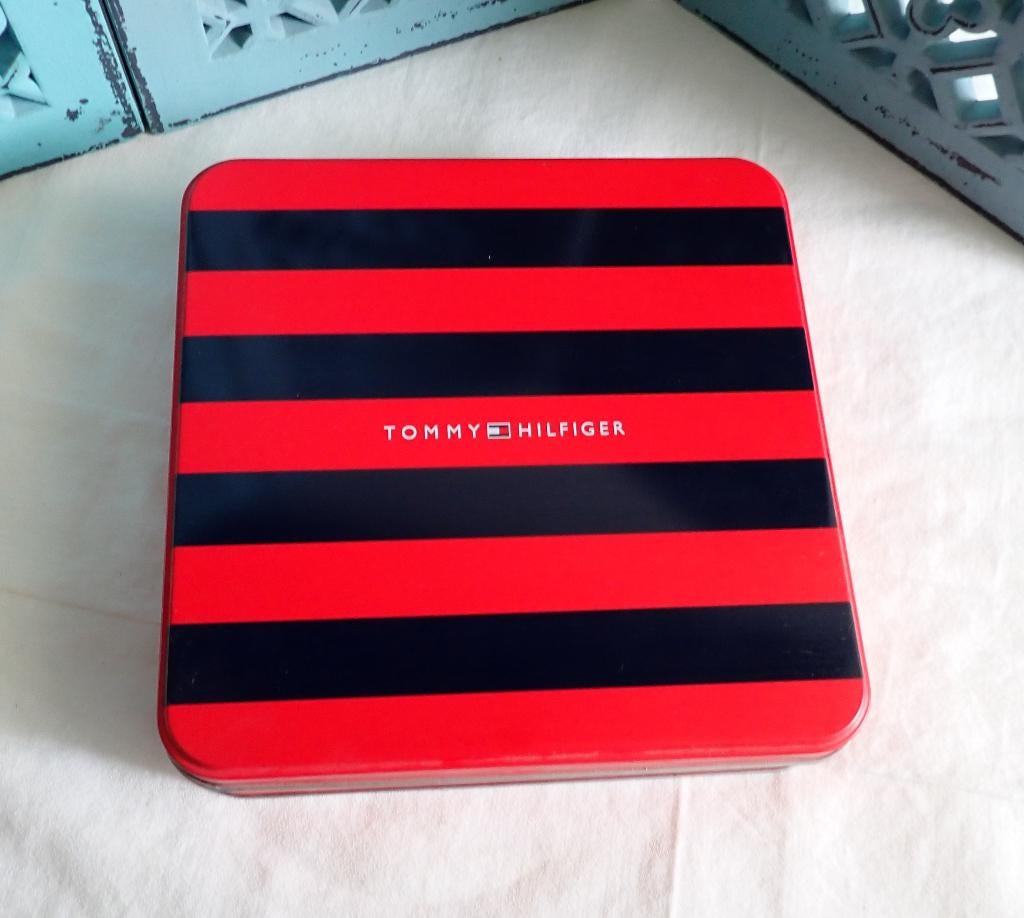 Blik van Tommy Hilfiger, Verzamelen, Verzenden, Zo goed als nieuw, Overige, Overige merken