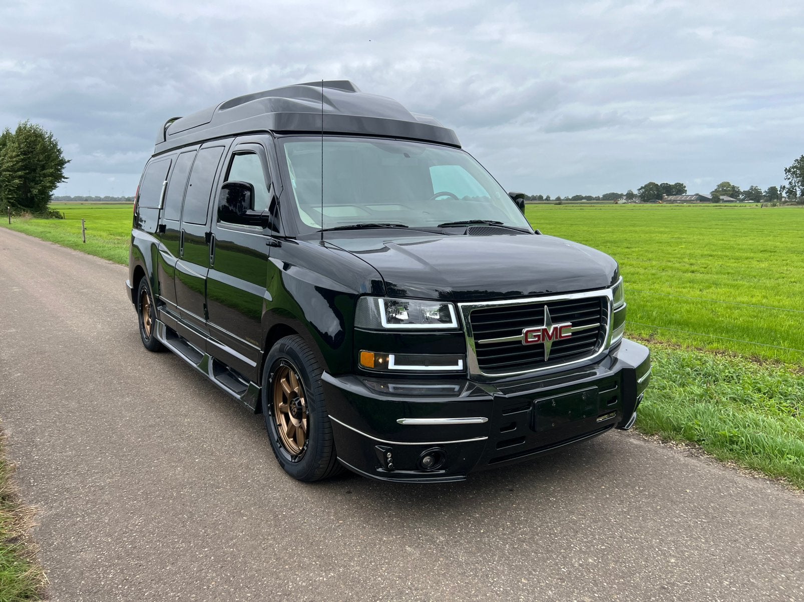 2014 GMC Savana **Sunrise Conversion vans**   One of a Kind, Automaat, Overige carrosserieën, Zwart, Leder