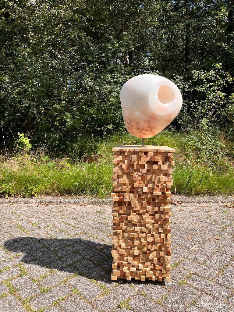 Albast beeld op sokkel, handgemaakt, Antiek en Kunst, Ophalen, Beeld, Abstract, Europa
