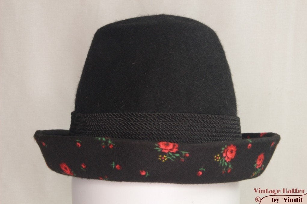 Vintage Dameshoed zwart met bloemetjes 54 = XS, Kleding | Dames, Hoeden en Petten, Ophalen of Verzenden, Gedragen, 55 cm (S, 6⅞ inch) of minder