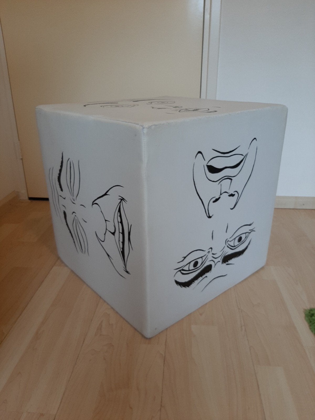 Witte Skai Poef/Voetenbank met Emotie Afbeeldingen 50x50x50, Ophalen, Kunststof, Zo goed als nieuw, Modern, Speels, Artistiek