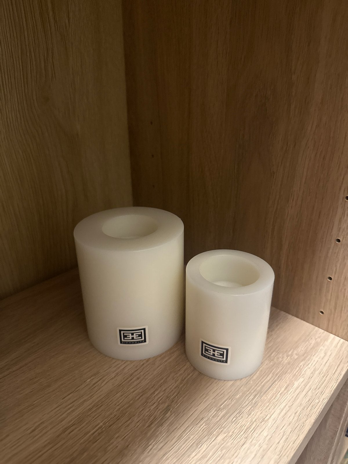 Eichholtz Set van 2 kaarsen  - Wit - Zo goed als nieuw, Huis en Inrichting, Wit, Was, Ophalen of Verzenden, Zo goed als nieuw