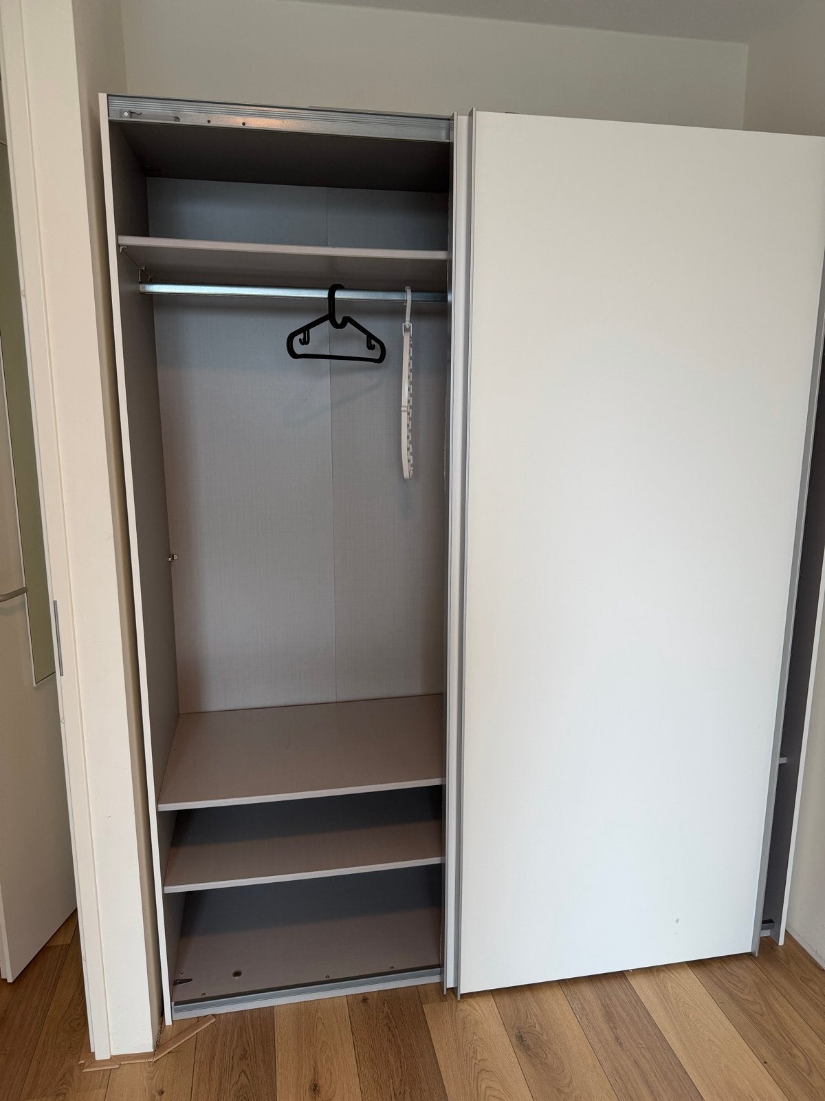 Gratis kledingkast met schuifdeuren, Overige materialen, Gebruikt, 100 tot 150 cm, 200 cm of meer