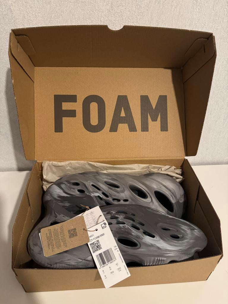 Yeezy Foam Rnr granite - Maat 42 - Nieuw in doos, Kleding | Heren, Schoenen, Ophalen of Verzenden, Nieuw, Zwart, Slippers