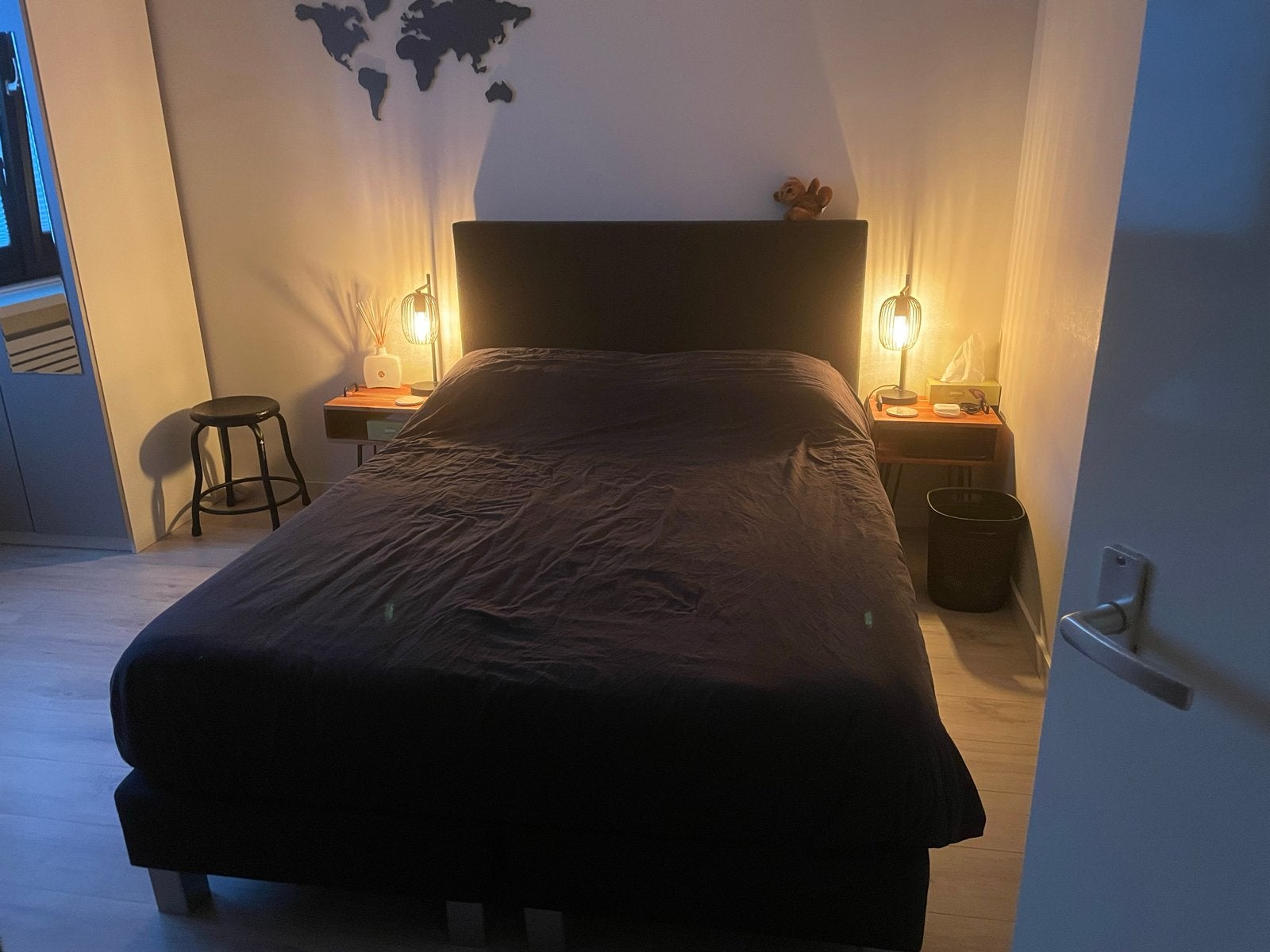 Gratis: Tweepersoonsbed 140x200 cm met matras, Gebruikt, Zwart, Tweepersoons, 200 cm