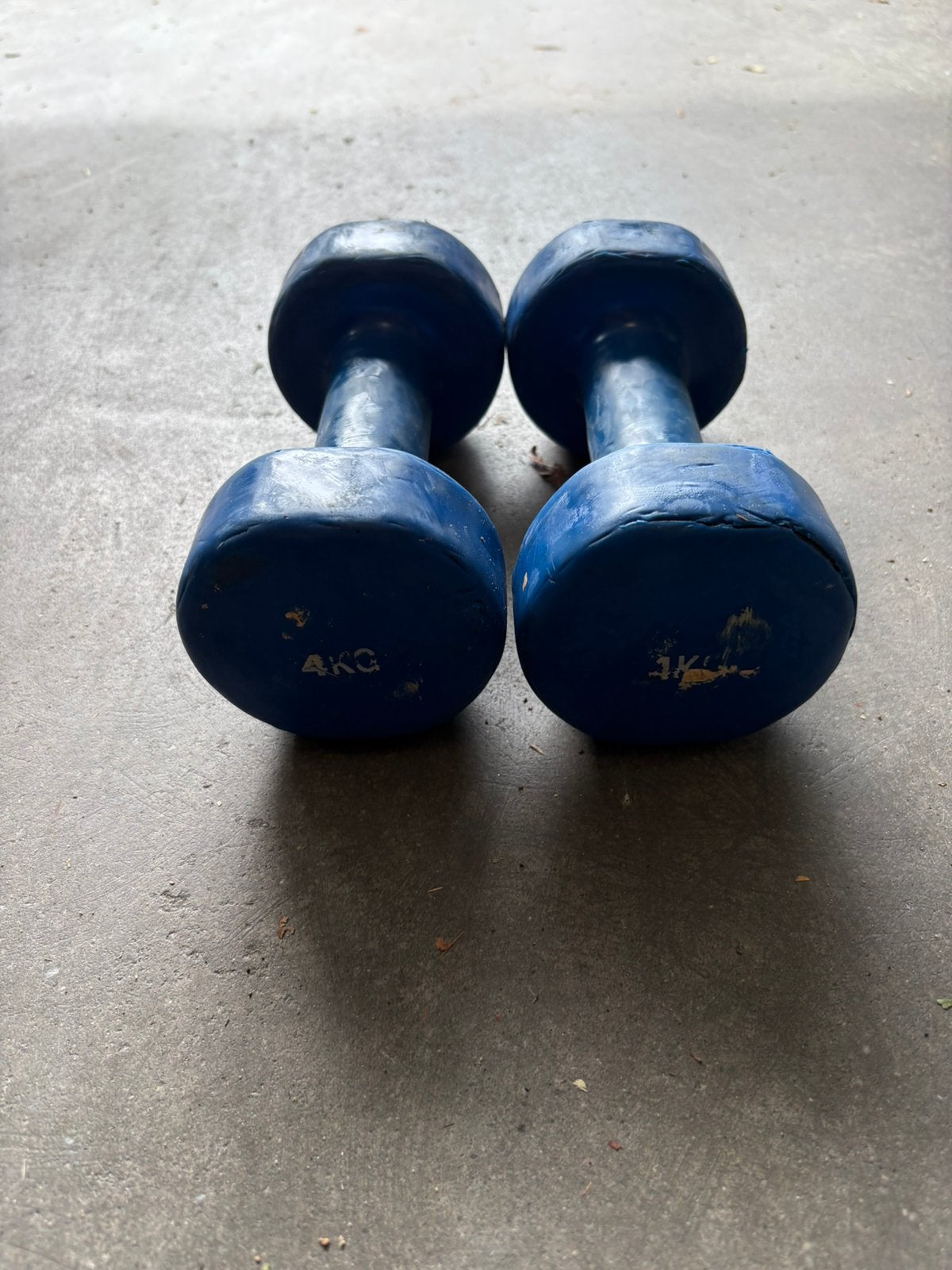 2 x 4 kg rubberen  dumbbells gewichten blauw, Sport en Fitness, Gebruikt, Blauw, Ophalen of Verzenden, 2 x 4 kg