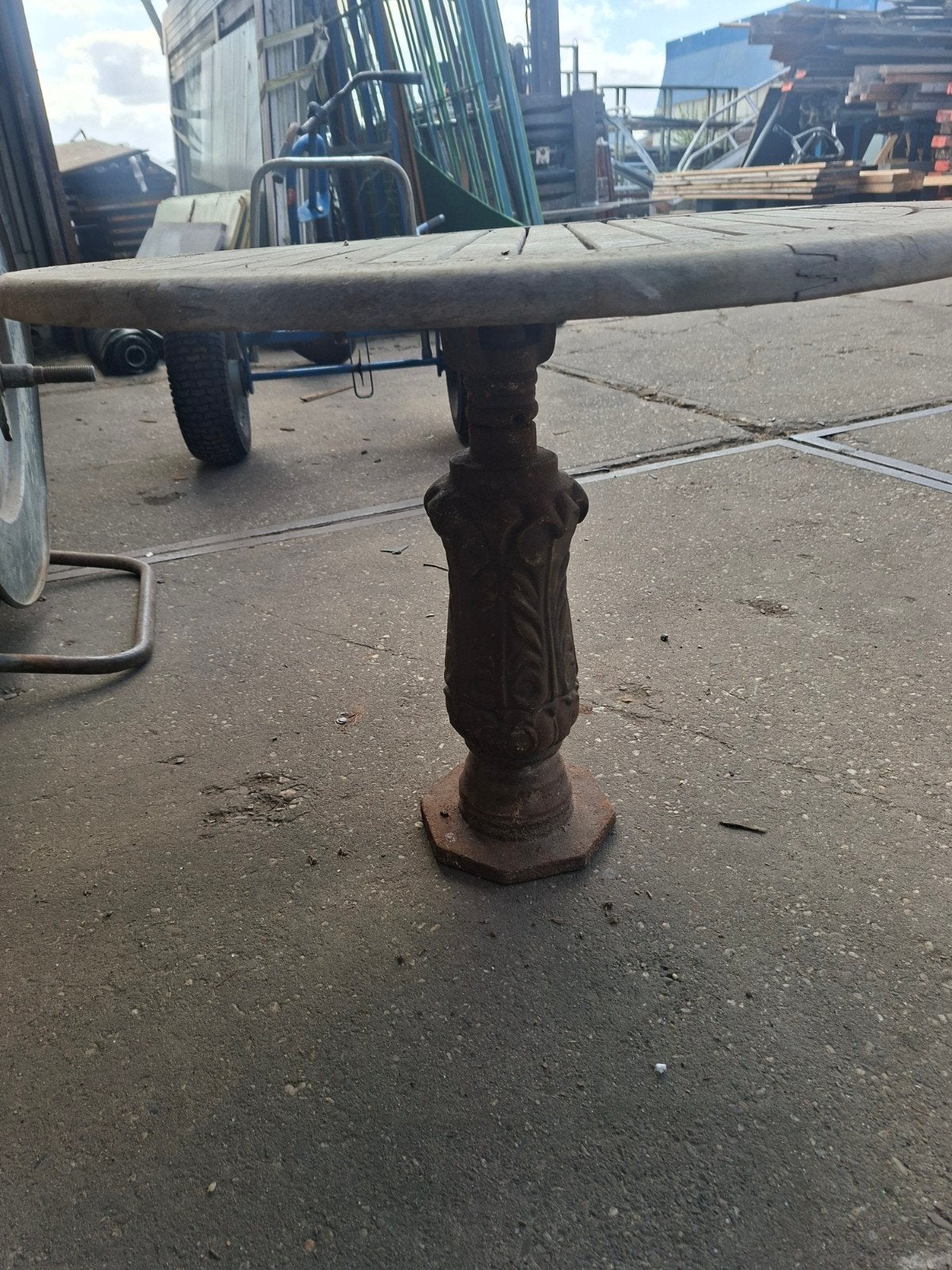 Teakhouten tuintafel met antieke gietijzeren voet, Antiek en Kunst, Ophalen of Verzenden
