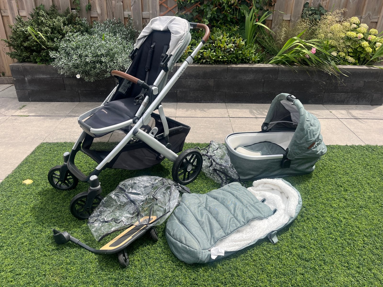 UPPAbaby Vista V2 met wieg, zitje, regenhoezen en meerijdpla, Zo goed als nieuw, Combiwagen, Met reiswieg, Ophalen