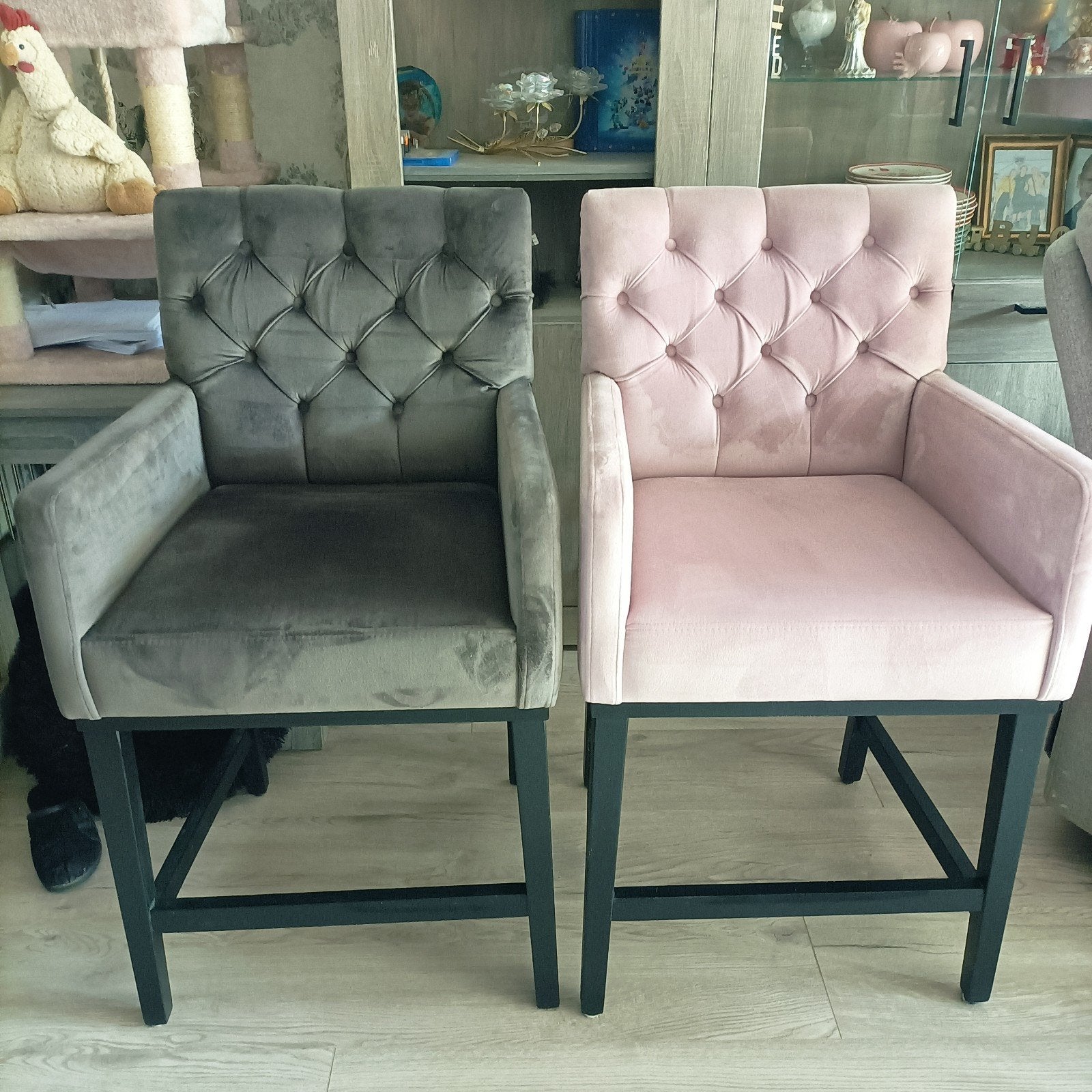 Set van 2 luxe barstoelen in fluweel - grijs en roze, Huis en Inrichting, Barkrukken, Ophalen, Zo goed als nieuw, 90 cm of meer