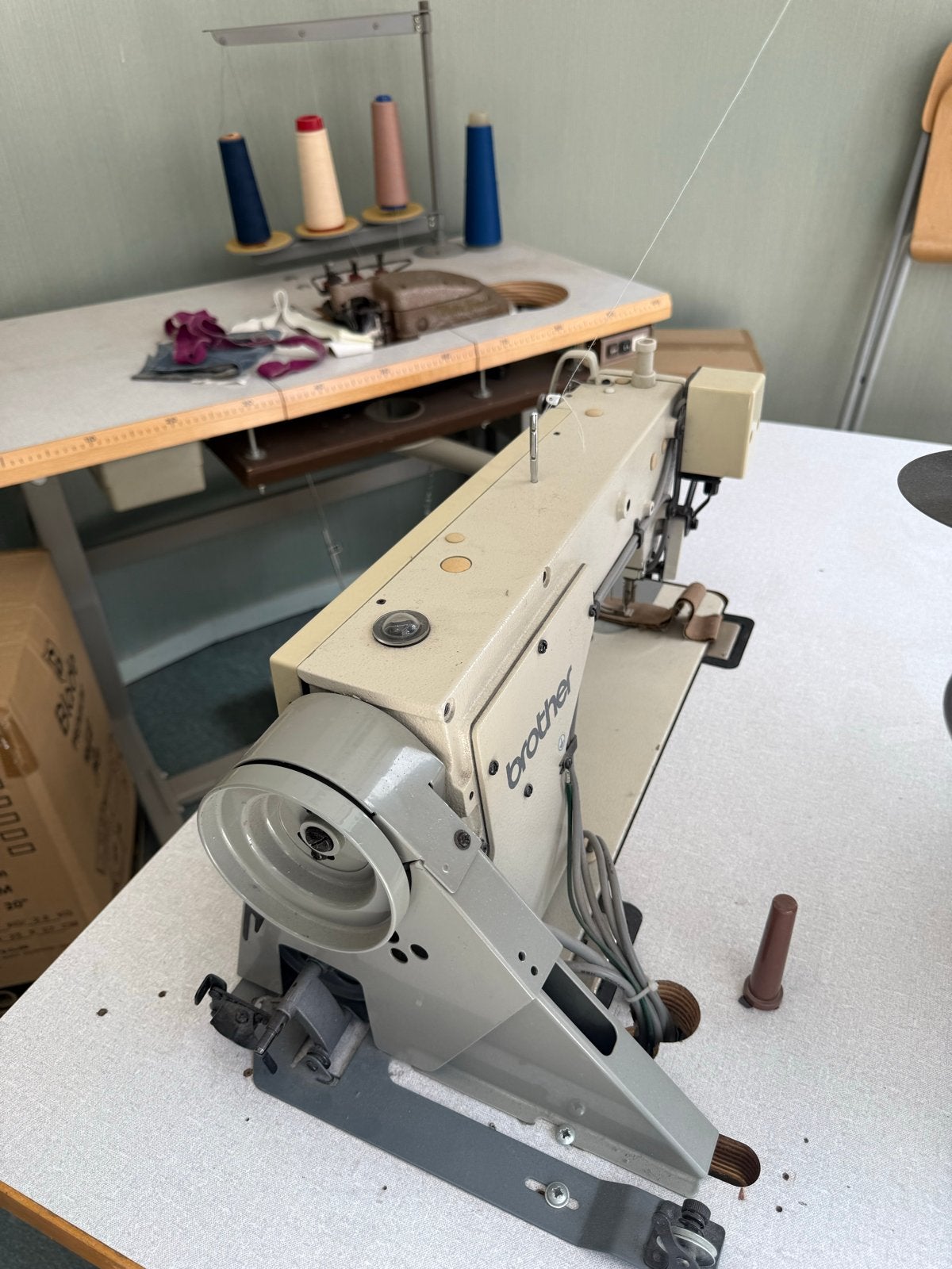 Brother Exedra industriële naaimachine met tafel, Ophalen, Gebruikt, Naaimachine, Industrieel