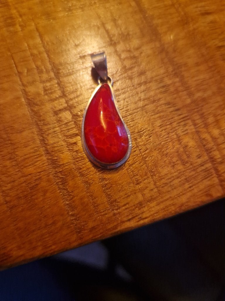 Antieke, zilveren hanger met druppelvormige bloedkoraal, Ophalen of Verzenden, Zilver, Hanger, Met edelsteen