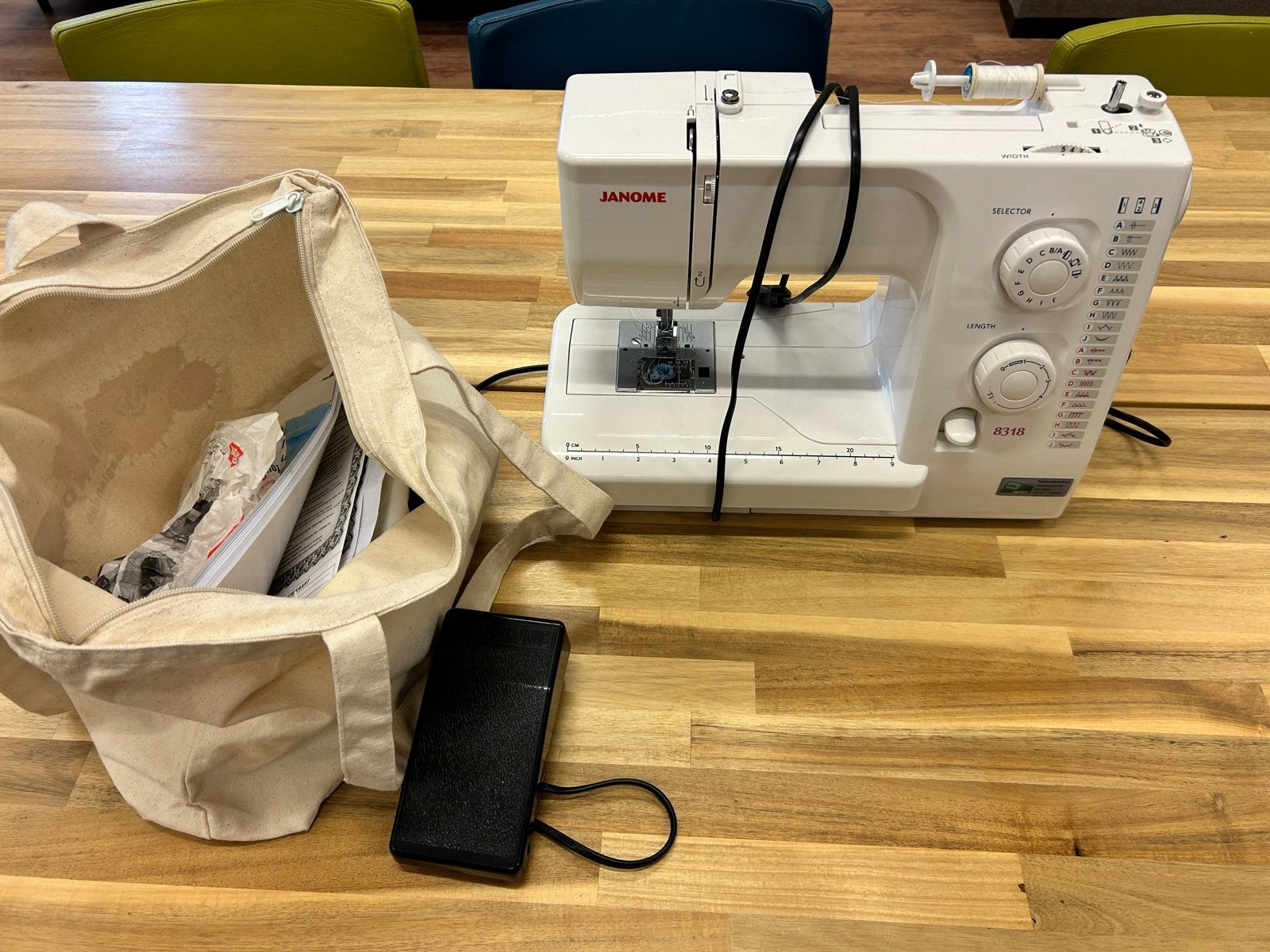 Janome 8318 Naaimachine met accessoires en handleiding, Hobby en Vrije tijd, Naaimachines en Toebehoren, Ophalen, Zo goed als nieuw