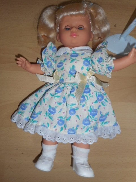 Vintage pop met blond haar en bloemenjurk, Antiek en Kunst, Ophalen of Verzenden