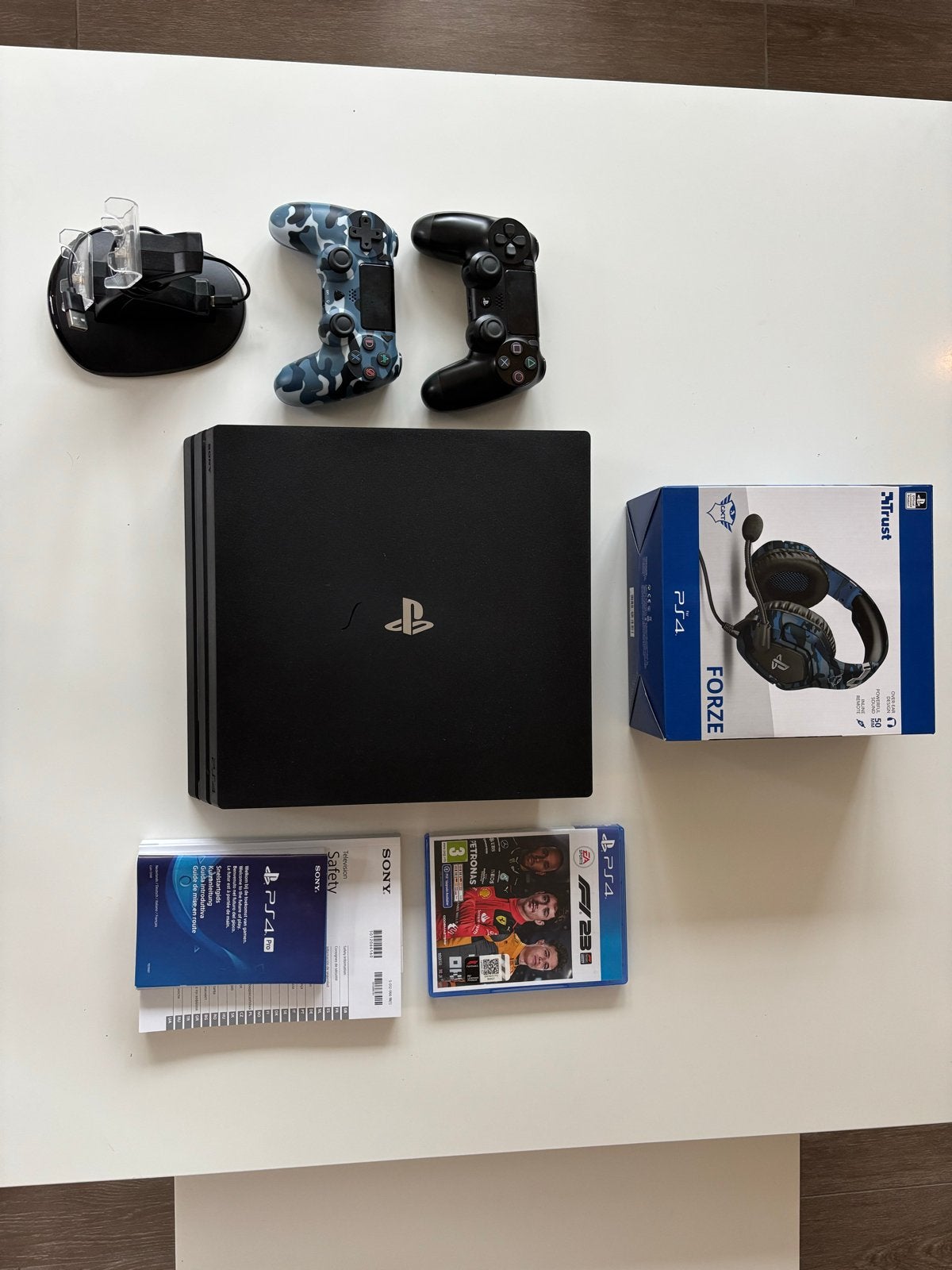 PS4 Pro 1TB met 2 controllers, headset en F1 23, Ophalen, Met 2 controllers, 1 TB, Pro