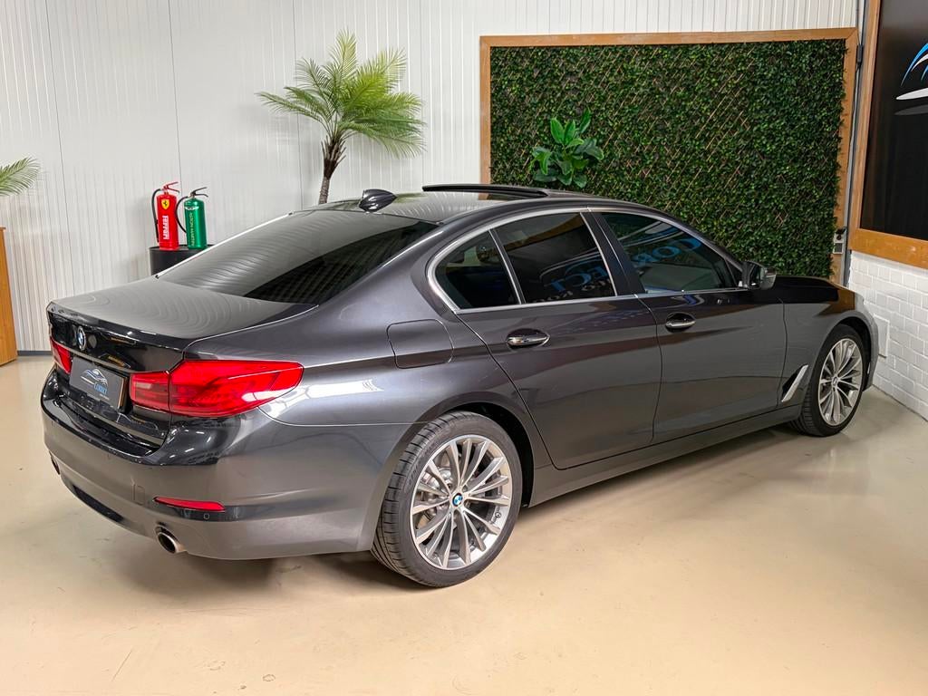 BMW 5-serie 530i xDrive High Executive|Schuifdak|Memory|Trek, Auto's, BMW, Automaat, 1998 cc, Gebruikt, Euro 6