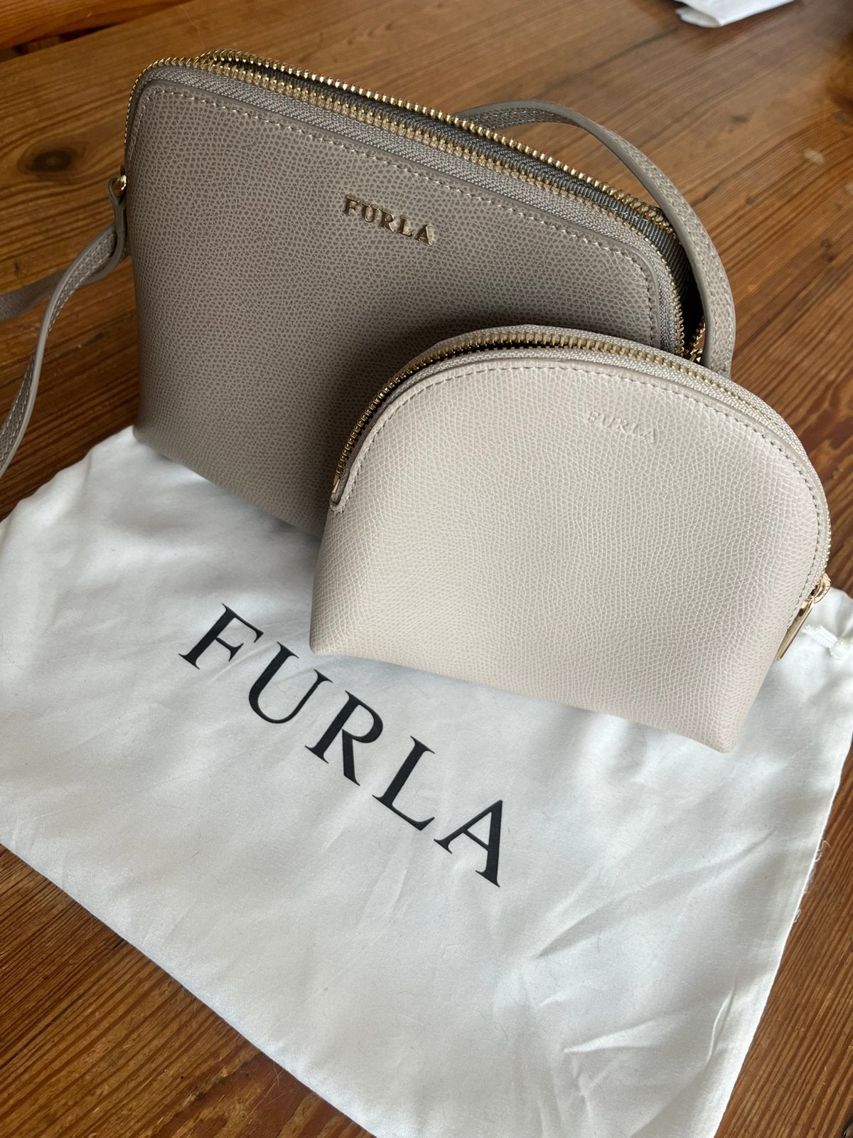 Furla crossbodytas met bijpassende Furla cosmeticapouch/etui, Sieraden, Tassen en Uiterlijk, Tassen | Schoudertassen, Overige merken
