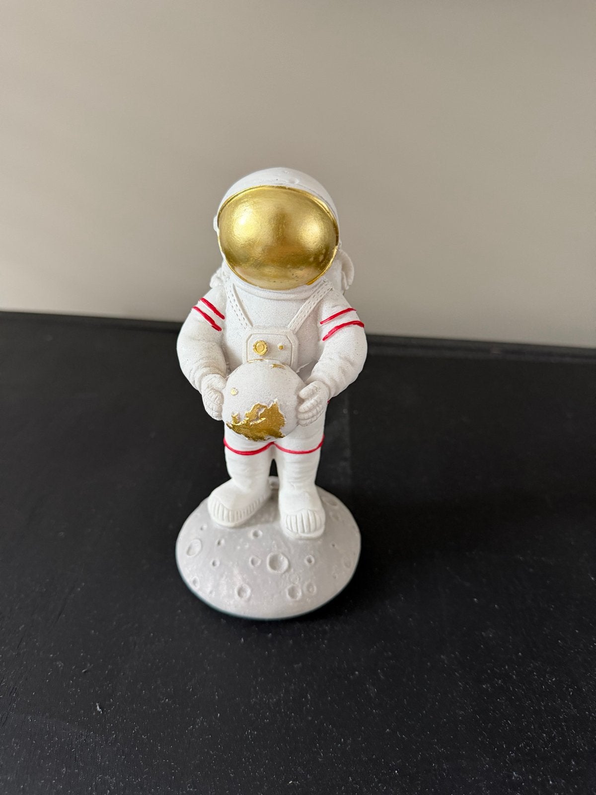 Astronaut beeldje op maanbasis - Ruimte decoratie, Verzenden, Kunststof, Zo goed als nieuw, Modern