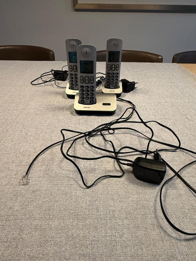 Philips DECT telefoon D500 - trio, Telecommunicatie, Vaste telefoons | Handsets en Draadloos, Ophalen of Verzenden, Gebruikt, 3 handsets