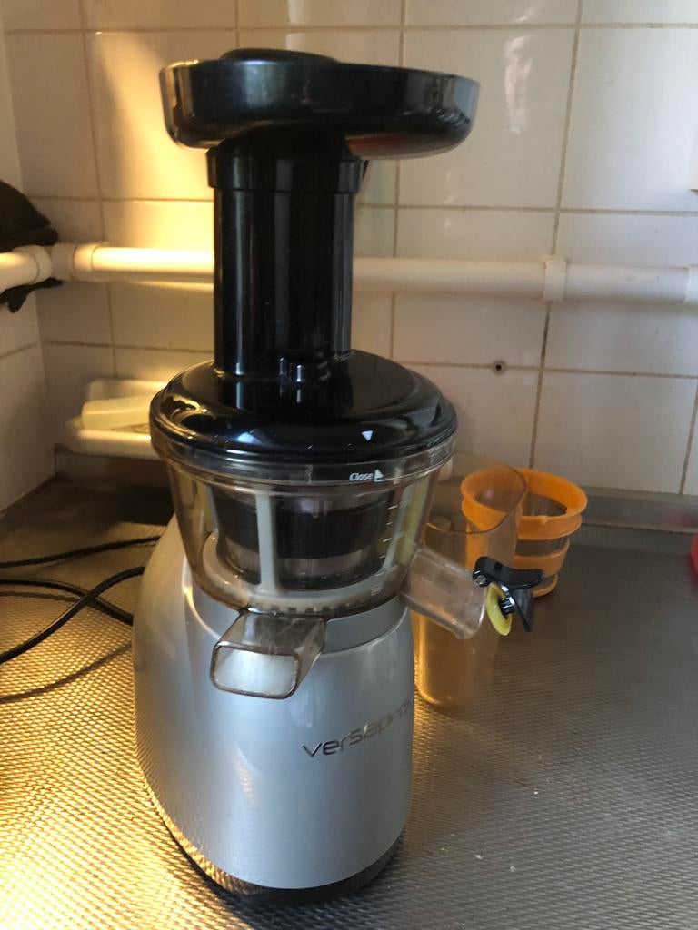 Versapers slowjuicer hc-sbe08 met twee filters, Ophalen, Zo goed als nieuw, Elektrisch, Slowjuicer