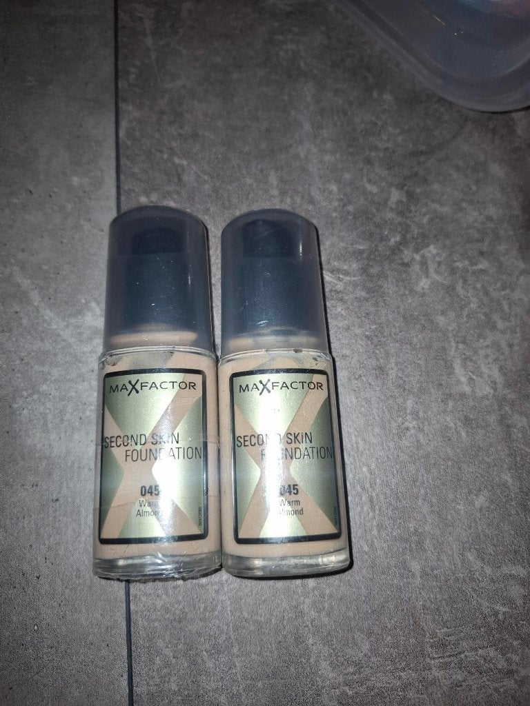 2 nieuwe Max Factor Second Skin Foundation (advr 79), Sieraden, Tassen en Uiterlijk, Uiterlijk | Cosmetica en Make-up, Nieuw, Make-up