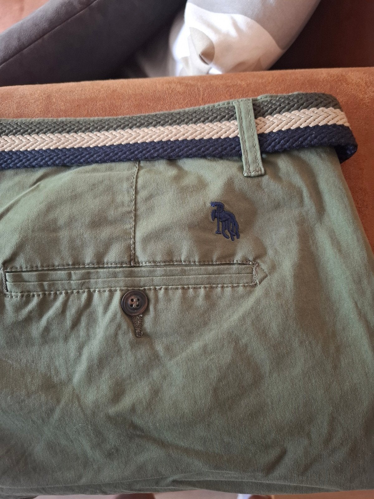 Heren korte broek met riem - Zo goed als nieuw - Maat 52, Kleding | Heren, Broeken en Pantalons, Ophalen of Verzenden