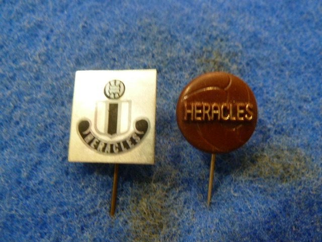 Speldjes 2 x Heracles, Verzamelen, Speldjes, Pins en Buttons, Ophalen of Verzenden, Zo goed als nieuw, Overige onderwerpen