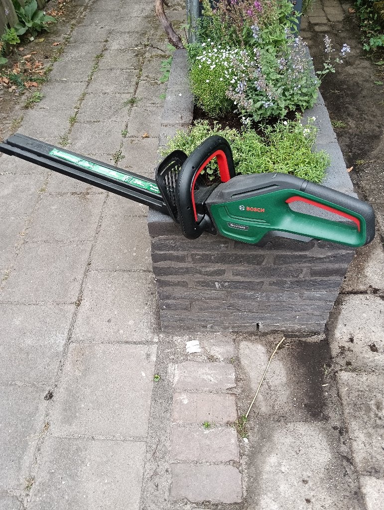 Bosch heggenschaar zonder  accu en lader, Ophalen, Zo goed als nieuw, Accu, Bosch