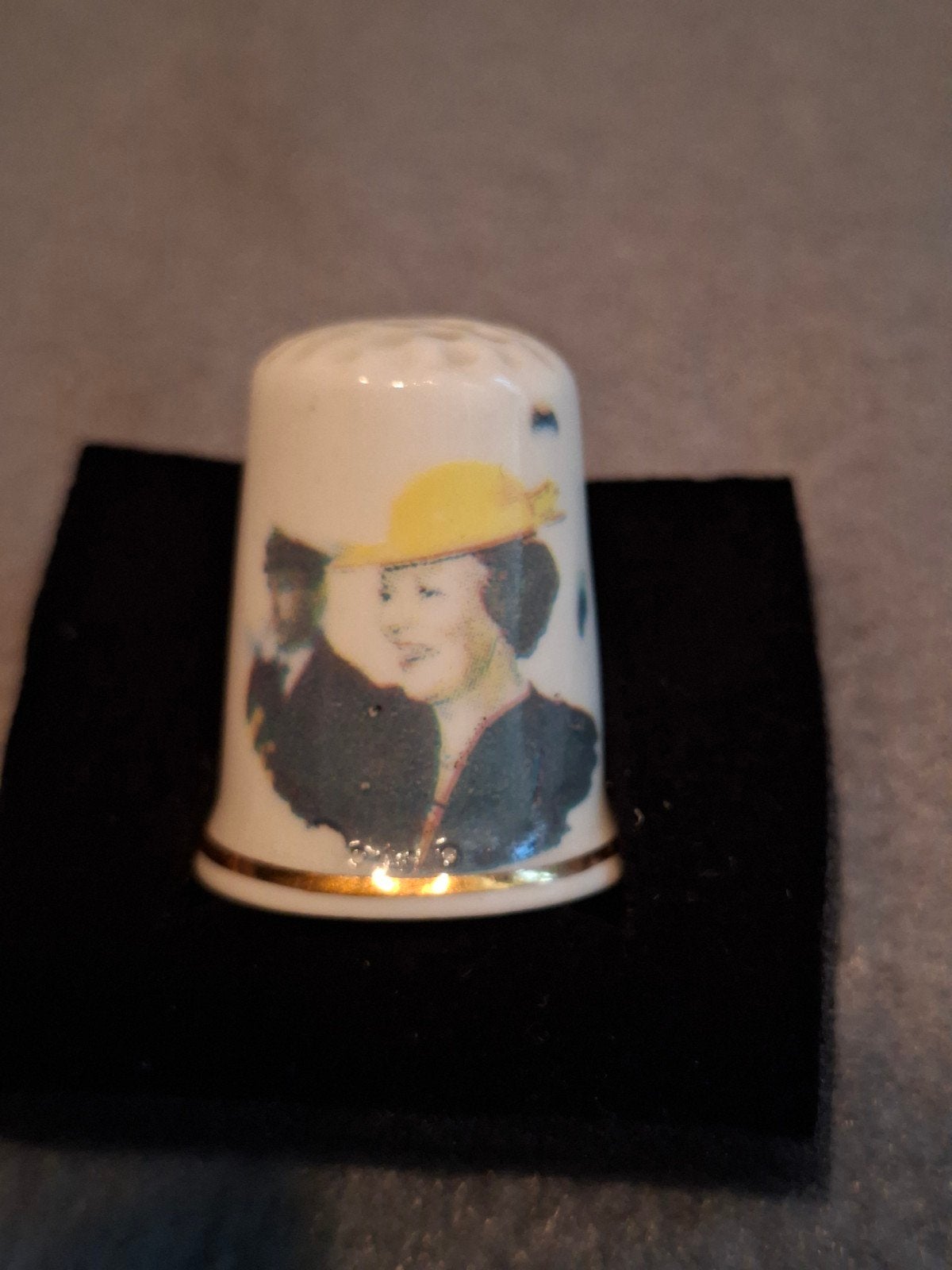 Vingerhoedje Prinses Beatrix, Verzamelen, Vingerhoedjes, Ophalen of Verzenden, Zo goed als nieuw, Porselein, Nederland