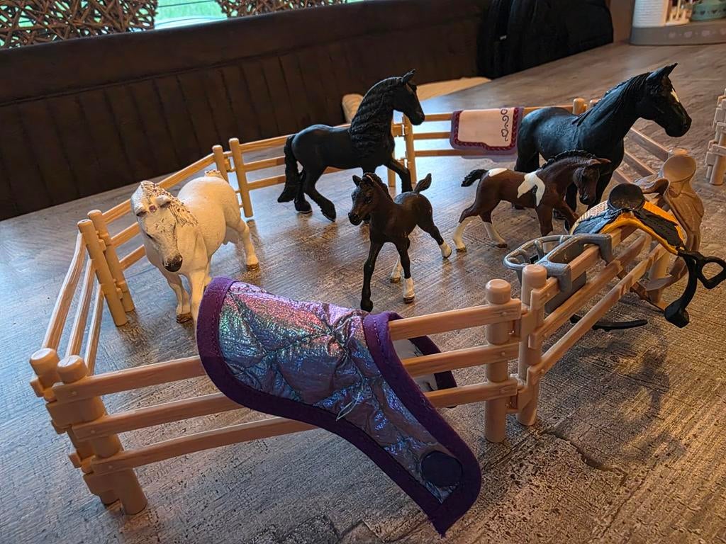 Schleich paardenset met omheining en accessoires, Kinderen en Baby's, Ophalen of Verzenden, Gebruikt, Jongen of Meisje