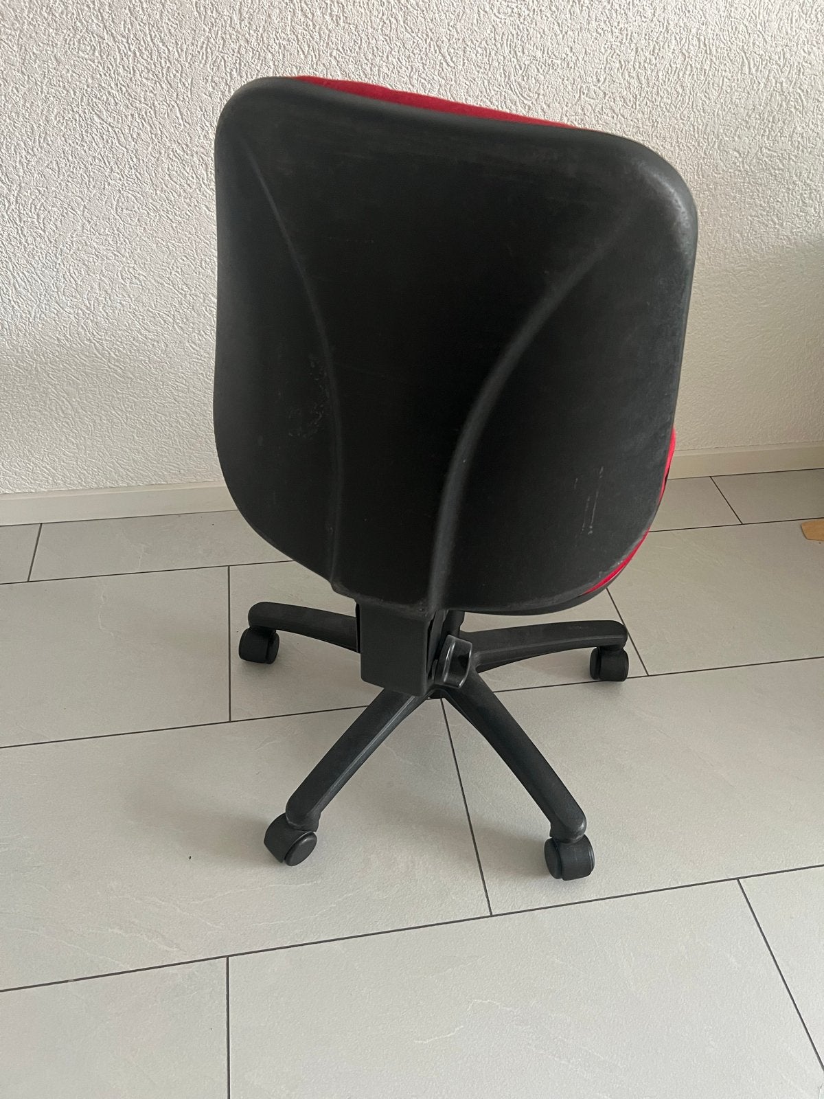 Foto 2 van Rode bureaustoel - Comfortabel en compact