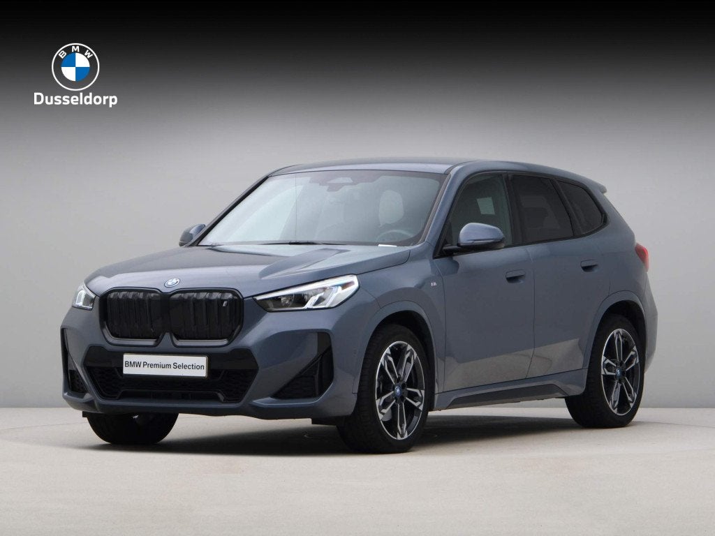 BMW iX1 xDrive30 Launch Edition 67 kWh SoH 98% (bj 2023), Automaat, Gebruikt, Zwart, Met garantie (alle)