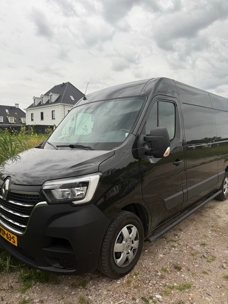 Renault Master GB 2.3 dCi 135pk L2h3 T35 FWD 2023 Zwart, Auto's, Voorwielaandrijving, Euro 6, 4 cilinders, Renault