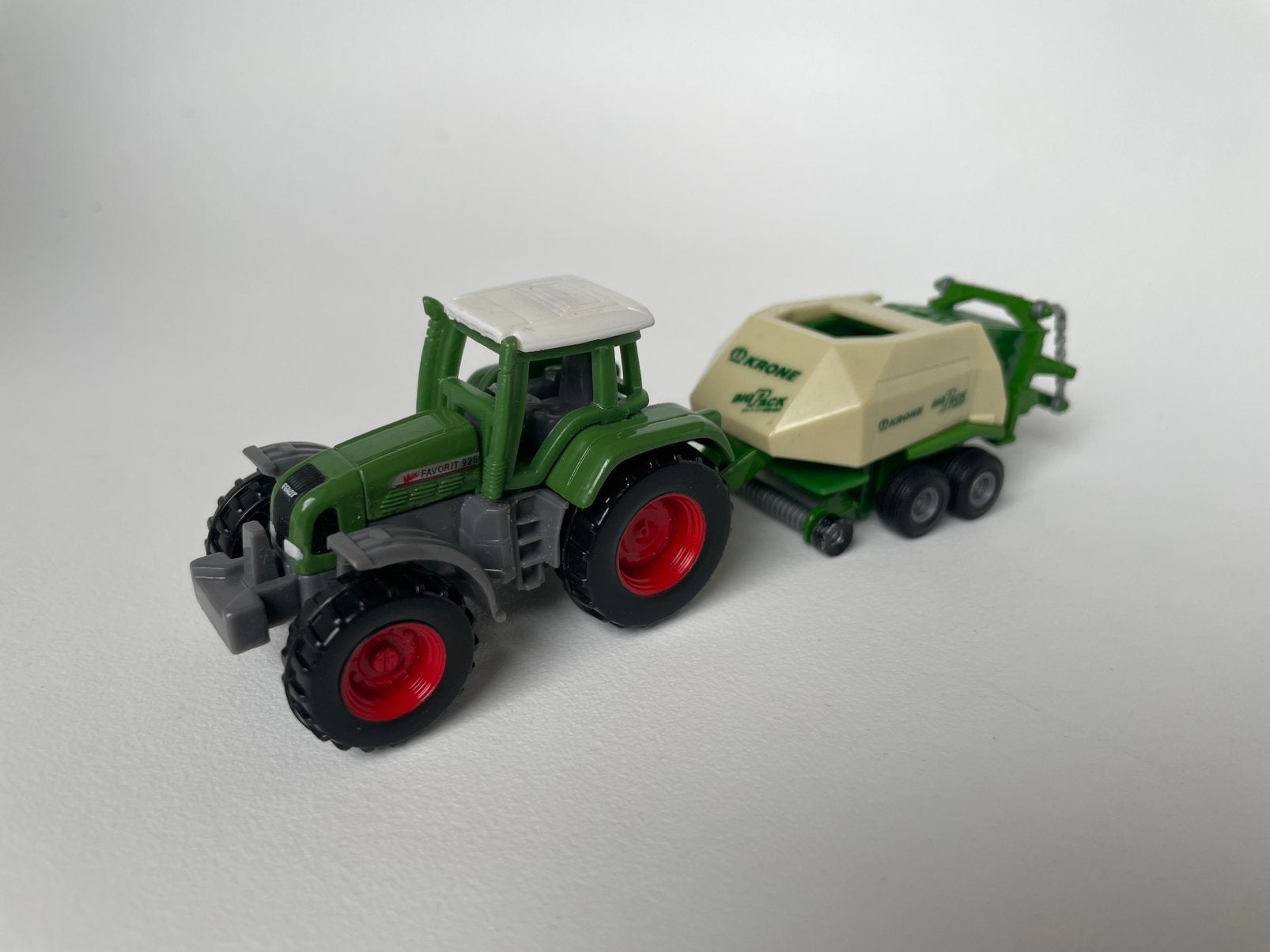 Model Fendt Favorit 926 & Krone Big Pack balenpers Siku 1628, Ophalen of Verzenden, Gebruikt, Tractor of Landbouw