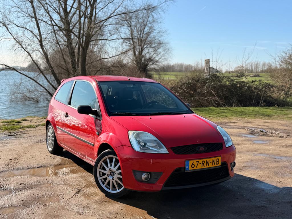 Ford Fiësta 1.6 16V 3DR 2005 Rood, Auto's, Ford, Voorwielaandrijving, 1596 cc, 15 km/l, 40 €/maand