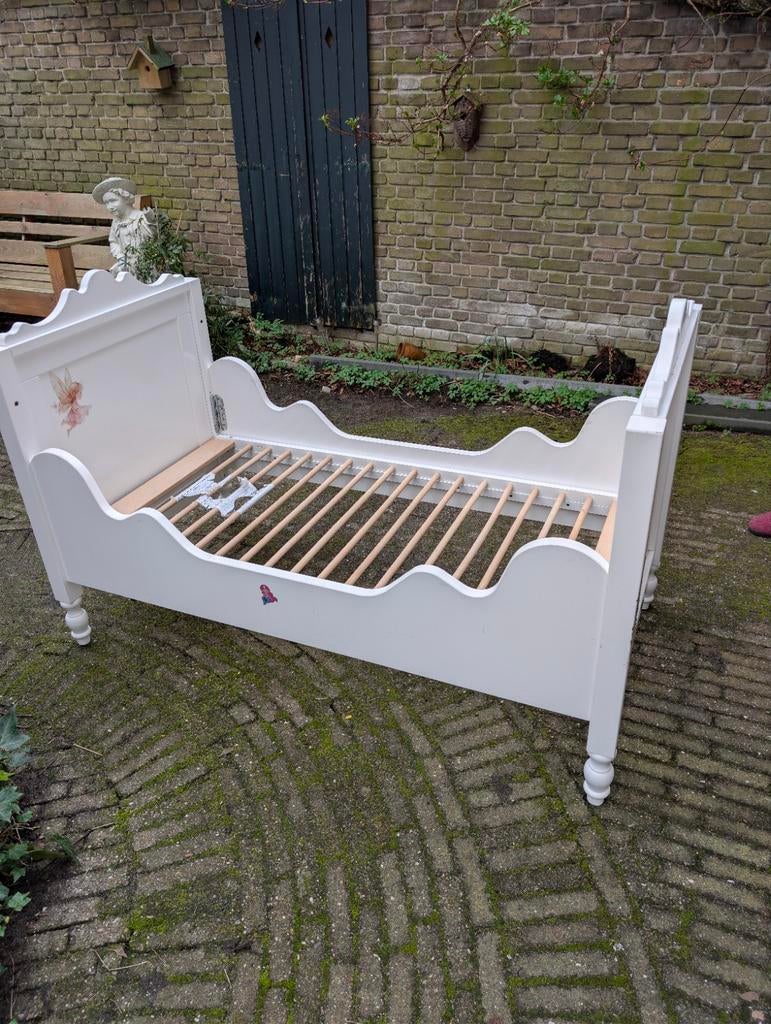 Wit ledikantje / bedje met spijlenbodem, Kinderen en Baby's, Babywiegjes en Ledikanten, Ophalen of Verzenden, Gebruikt, Ledikant
