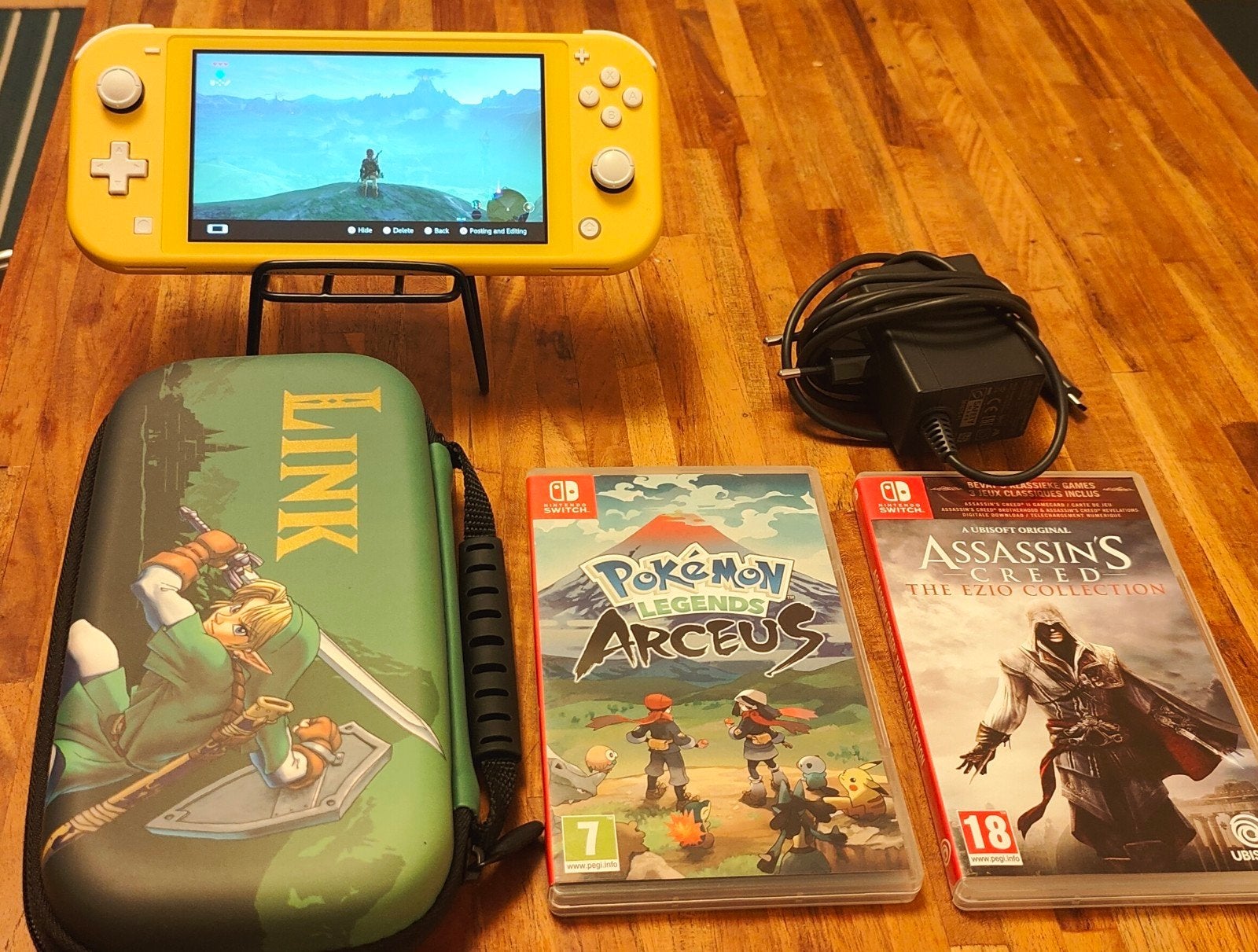 Switch Lite Yellow + Charger + Cover + 4 games, Spelcomputers en Games, Ophalen, Zo goed als nieuw, Geel, Met games