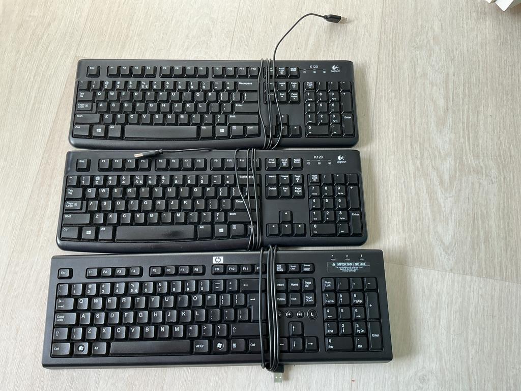 3x Toetsenbord: 2x Logitech K120, 1x HP PR1101U (Voetjes ont, Computers en Software, Ophalen, Qwerty, Gebruikt, Bedraad