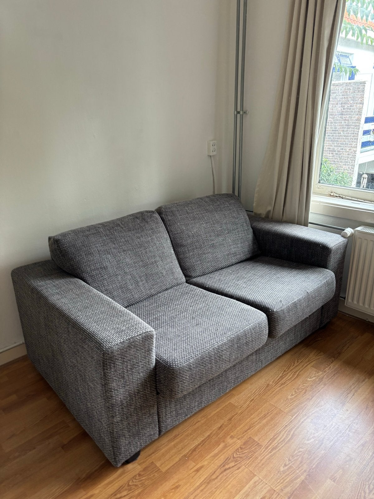 Grijze tweepersoonsbank met kleed, Ophalen, Gebruikt, 150 tot 200 cm, Tweepersoons