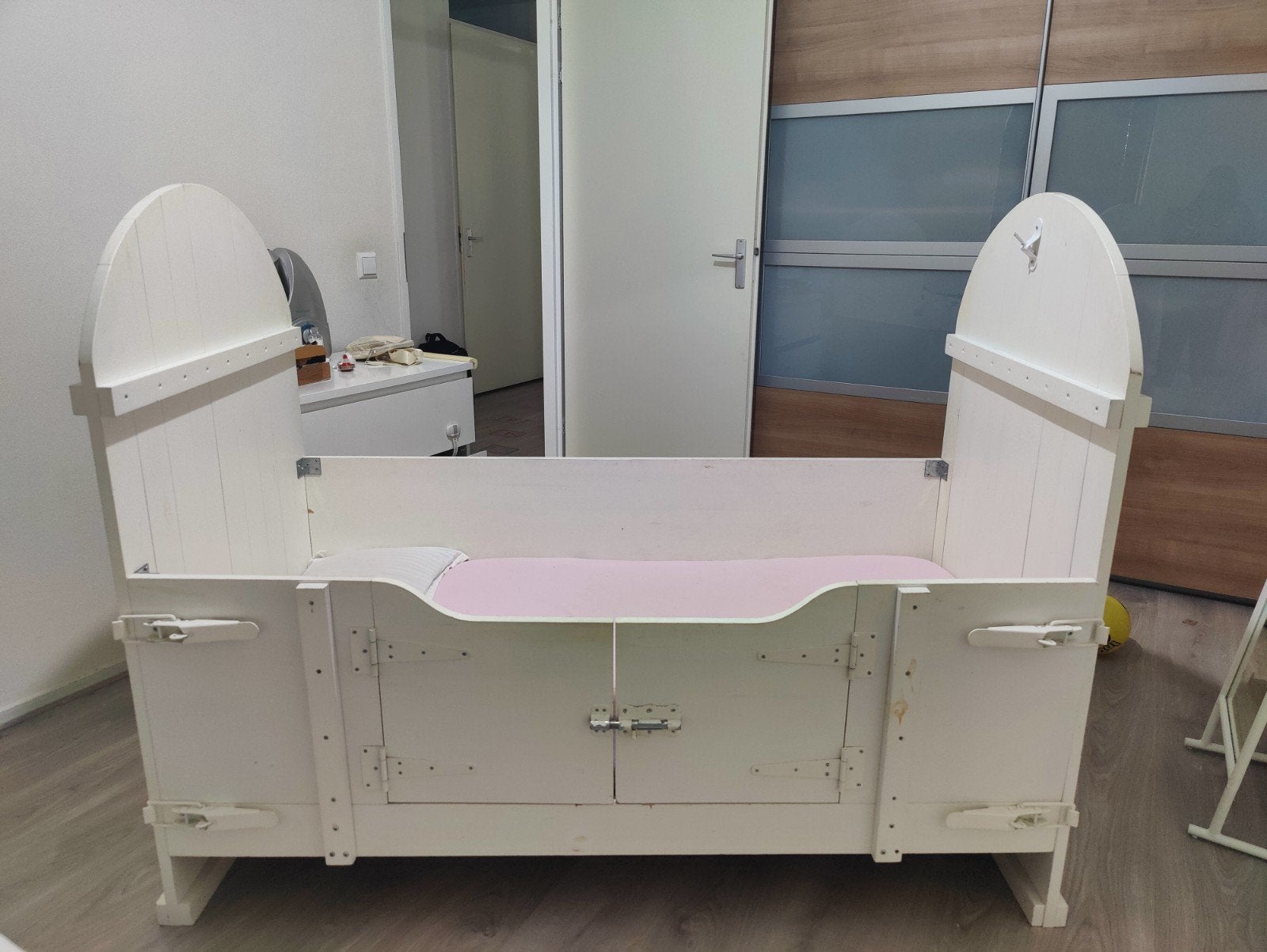 Toddler bed with mattress, Kinderen en Baby's, Kinderkamer | Bedden, Ophalen, Zo goed als nieuw, 180 cm of meer, 85 tot 100 cm